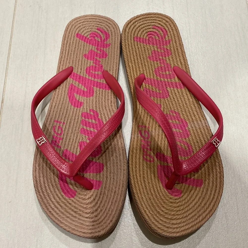 Omg! New York pink and tan flip flops